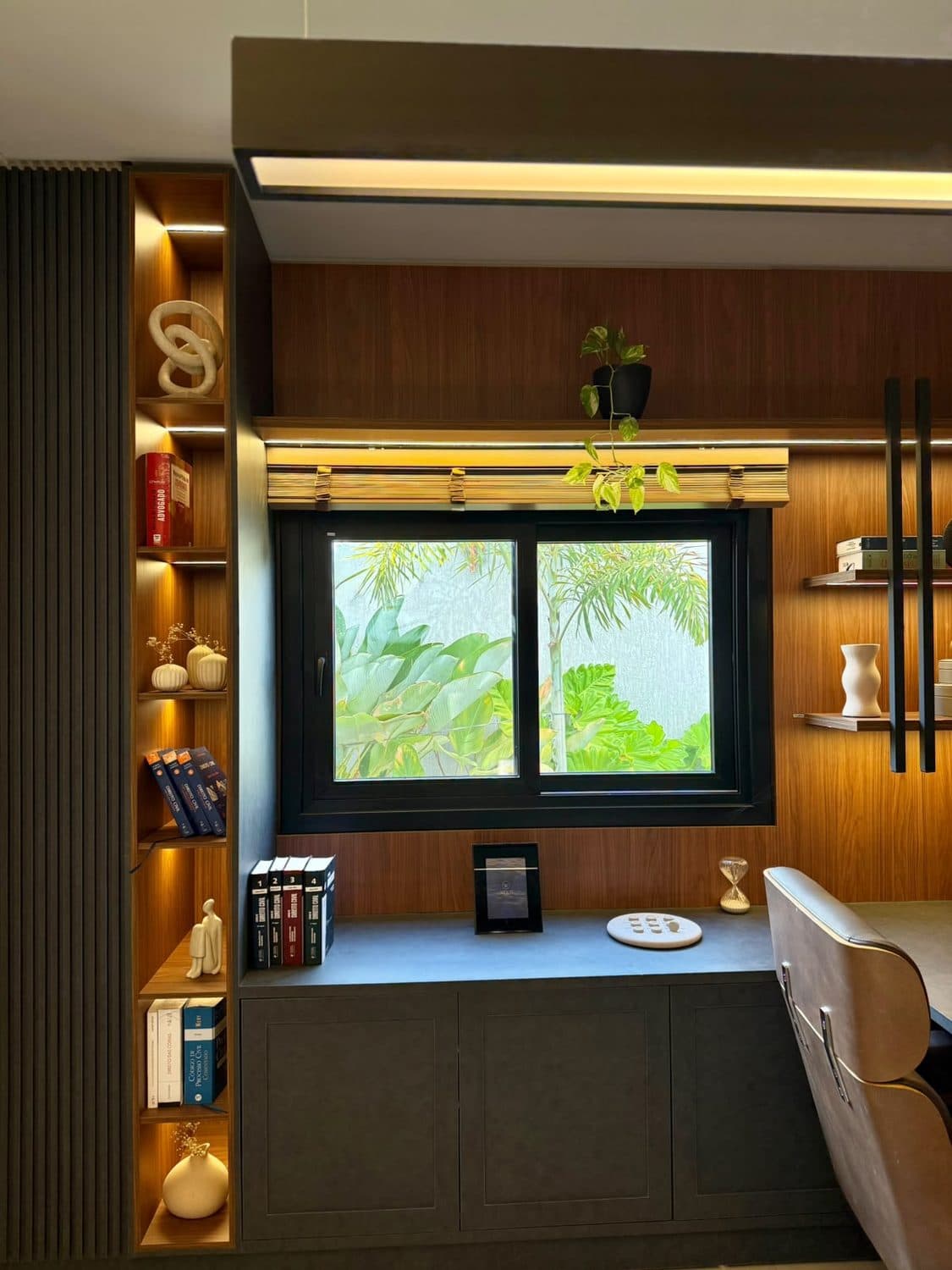 Sala de atendimento da sede, com marcenaria em madeira e iluminação embutida