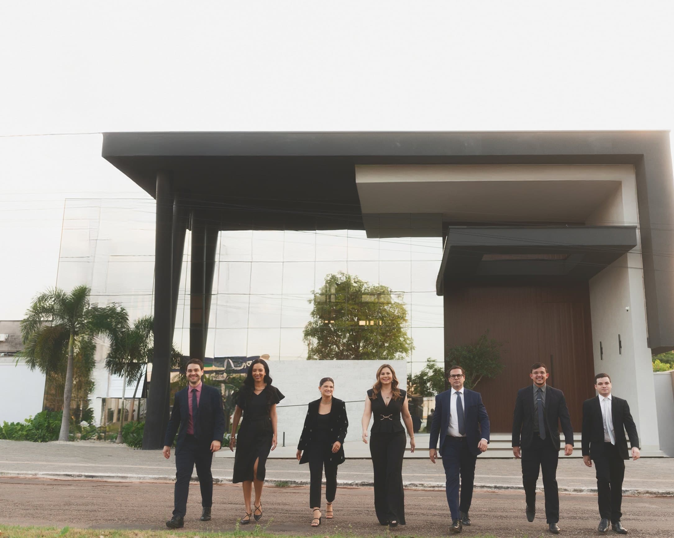 Equipe da Teixeira & Teodoro Advogados e Associados em frente à sede, em Redenção/PA
