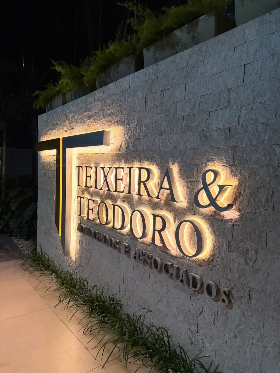 Letreiro iluminado da sede da Teixeira & Teodoro, em Redenção/PA